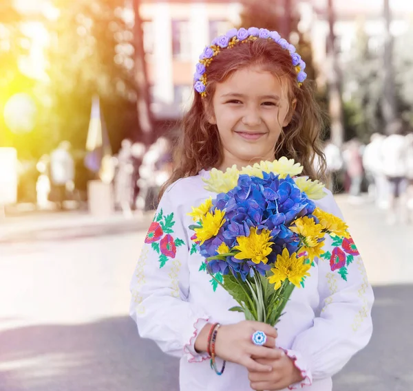 Escolar Ucraniana Una Corona Camisa Bordada Con Flores Patrióticas Contra —  Fotos de Stock