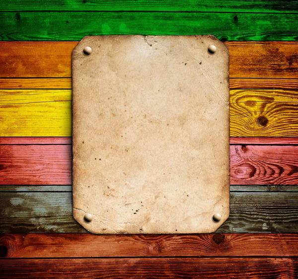 色の木製の背景上の古い紙 — ストック写真