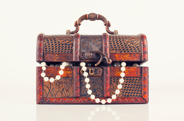 Вековой багажник с ценными вещами
