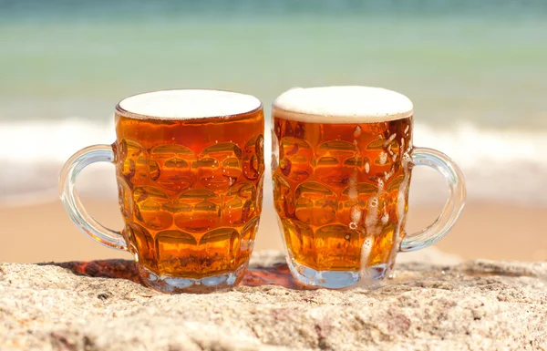 Два стакана холодного пива на морском пляже — стоковое фото