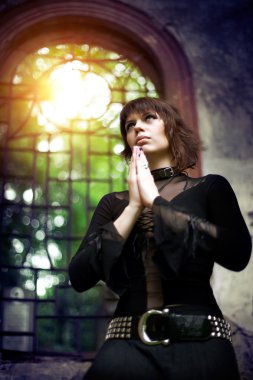 Gotik kız ve kalıntılar