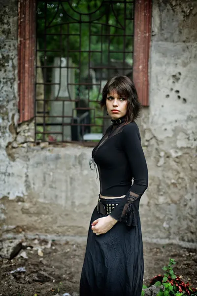 Young gothic girl and ruins — Stock Photo, Image