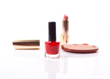 beyaz zemin üzerine çeşitli kozmetik