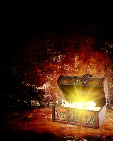 Baú do tesouro com jóias dentro — Fotografia de Stock