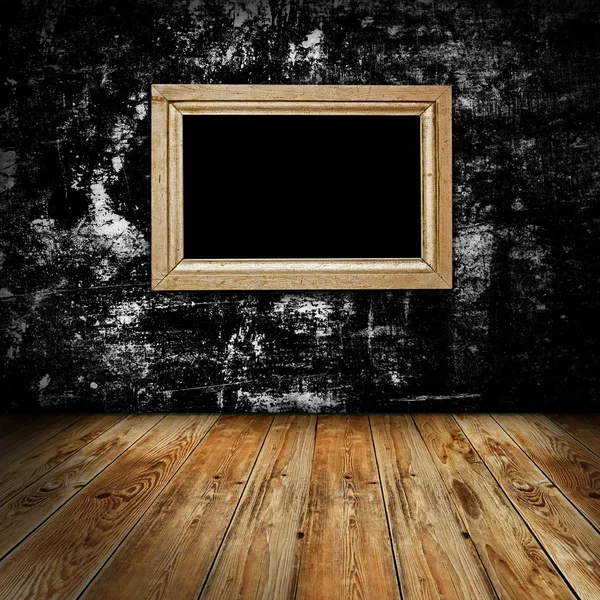 Пустой кадр в темной комнате — стоковое фото