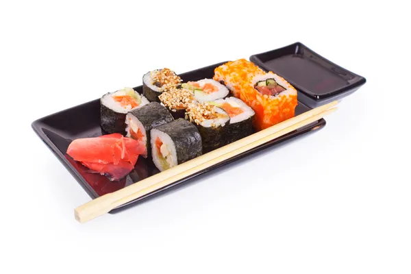 Sushi-Rollen auf weißem Teller — Stockfoto