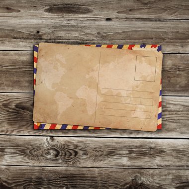 ahşap arka plan ile Vintage Kartpostal Zarf