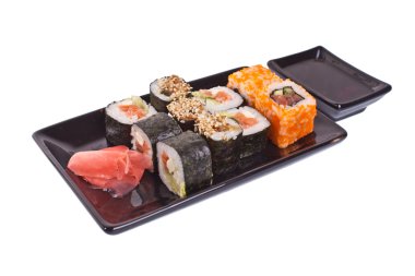 suşi rulo siyah plaka üzerinde