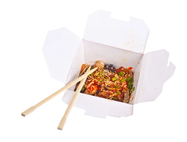 Fideos con cerdo y verduras en caja para llevar sobre fondo blanco —  Fotos de Stock