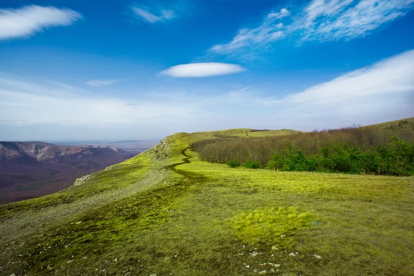 Dağlardaki yaz manzarası ve bulutlu koyu mavi gökyüzü. — Stok fotoğraf