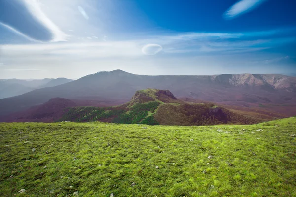 Paisaje de verano en las montañas y el cielo azul oscuro con nubes —  Fotos de Stock