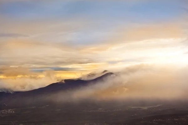 Autunno nebbia paesaggio — Foto Stock