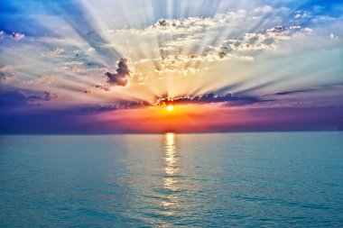 Denizde gün doğumu