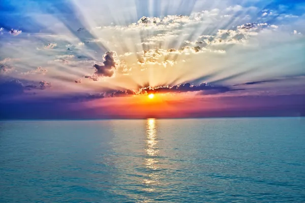 Denizde gün doğumu