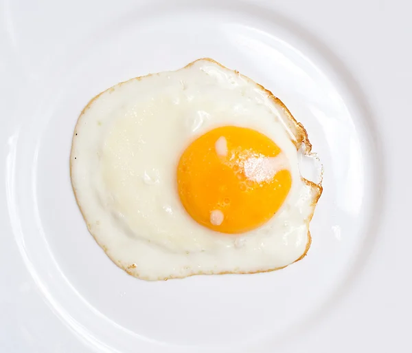 Jajko sadzone na talerzu — Zdjęcie stockowe