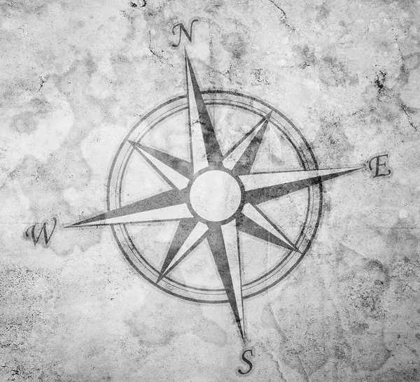 Старий компас на фоні паперу — стокове фото