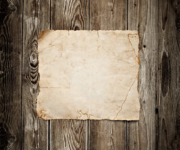 Papel viejo sobre el fondo de madera — Foto de Stock