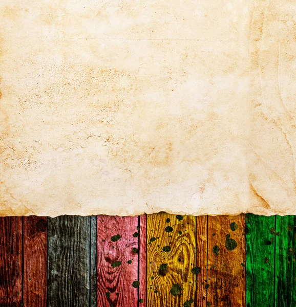 Altes Papier auf dem Holzgrund — Stockfoto