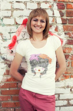 Graffiti duvar duran genç kadın