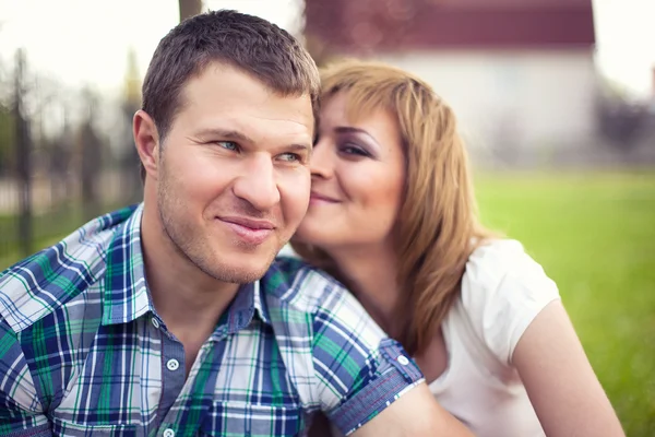 Jeune couple relaxant dans le parc — Photo