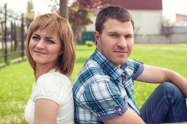 Jeune couple relaxant dans le parc — Photo