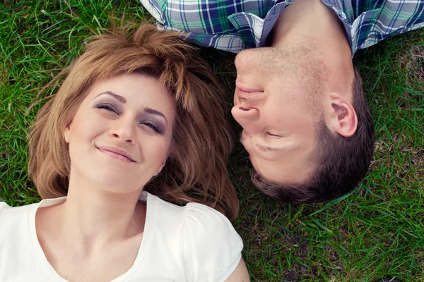 Jeune couple relaxant dans le parc — Photo