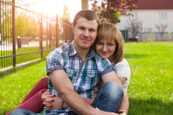 Young couple relaxing in park — Stock Photo, Image