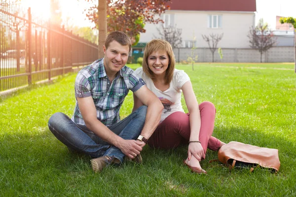 Jong paar ontspannen in park — Stockfoto