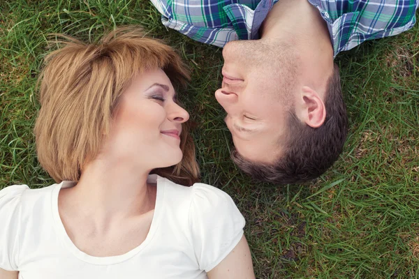 Pareja joven relajándose en el parque — Foto de Stock