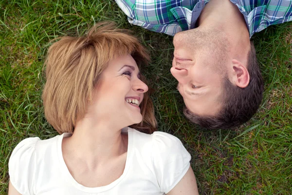 Pareja joven relajándose en el parque — Foto de Stock