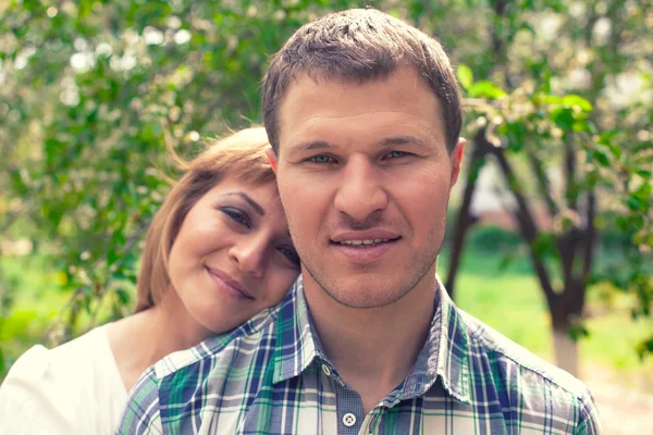 Jeune couple relaxant dans le parc — Photo