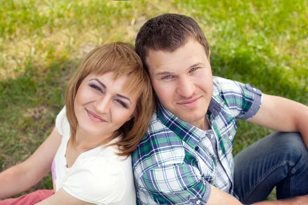 Pareja joven relajándose en el parque —  Fotos de Stock