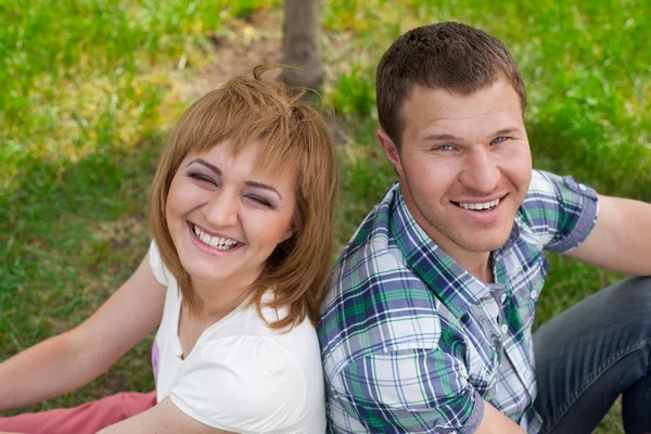 Pareja joven relajándose en el parque —  Fotos de Stock