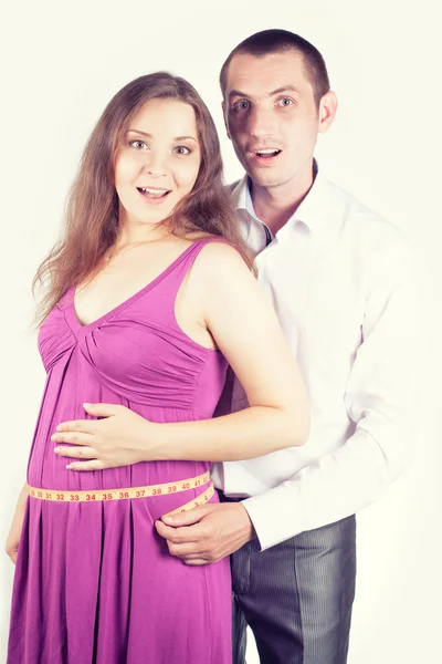 Jeune couple enceinte — Photo