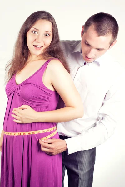 Jeune couple enceinte — Photo