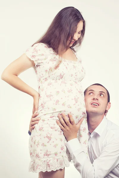 Joven pareja embarazada — Foto de Stock