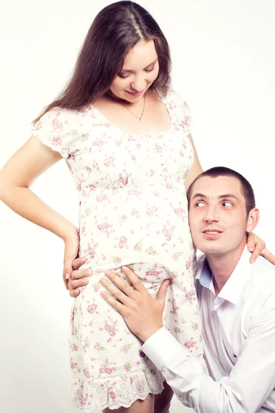 Jeune couple enceinte — Photo