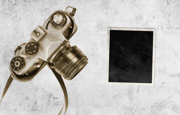 纸张背景上的复古相机 — 图库照片