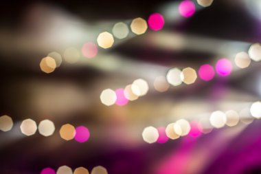 Kalabalığı eğlendirmekten önünde parlak sahne ışıkları