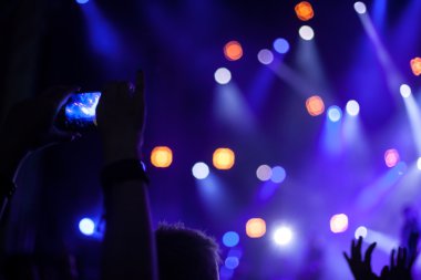 Kalabalığı eğlendirmekten önünde parlak sahne ışıkları