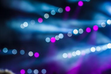 Kalabalığı eğlendirmekten önünde parlak sahne ışıkları