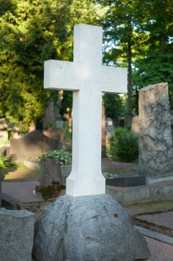 Yalnız bir mermer bir mezarlık çapraz