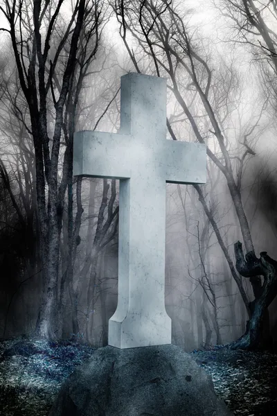 Kreuz im Nebel auf dem Friedhof — Stockfoto