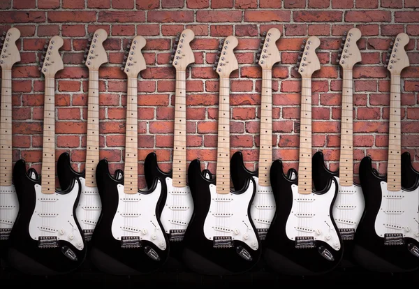 Електричні гітари на цегляній стіні — стокове фото