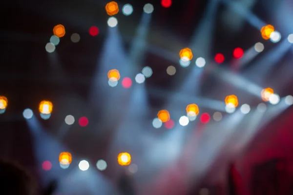 Torcendo multidão na frente de luzes de palco brilhantes — Fotografia de Stock