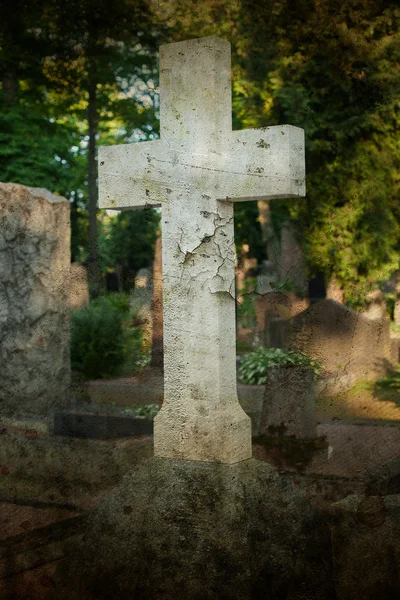 Une croix de marbre solitaire dans un cimetière — Photo