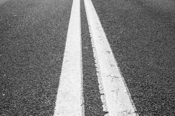 Dvojité linky asfaltové silnici pozadí — Stock fotografie