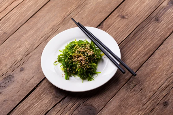 Японский салат из водорослей Чука Вакаме — стоковое фото