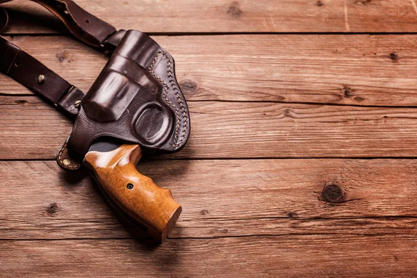 Pistola em um fundo de madeira — Fotografia de Stock