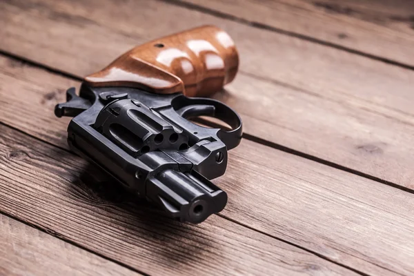 Pistola sobre un fondo de madera — Foto de Stock